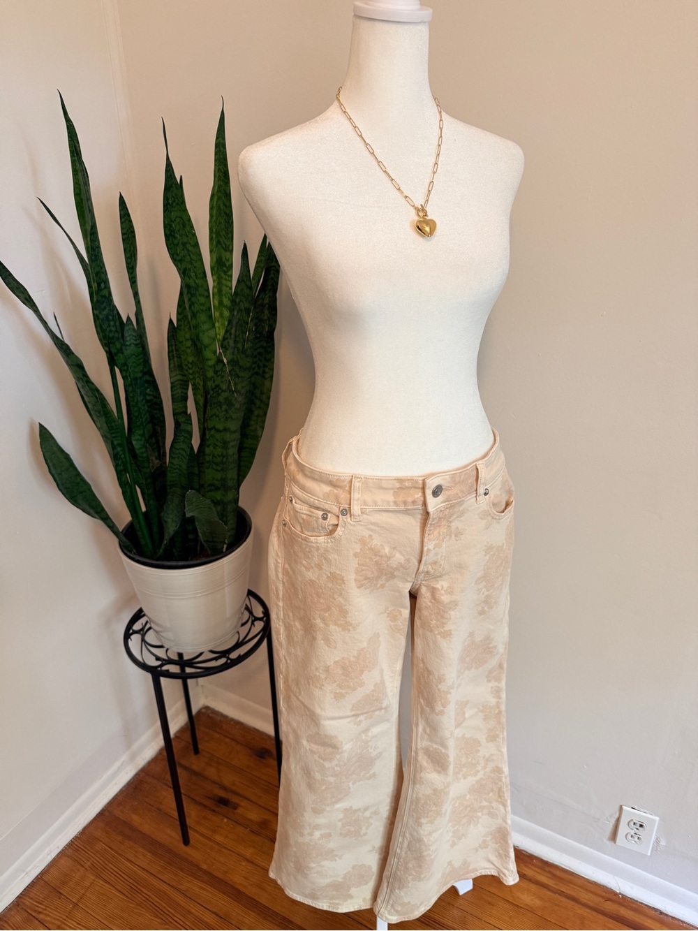 American Eagle | Beige Floral Low-Rise Flare Jeans - Picture 2 of 10